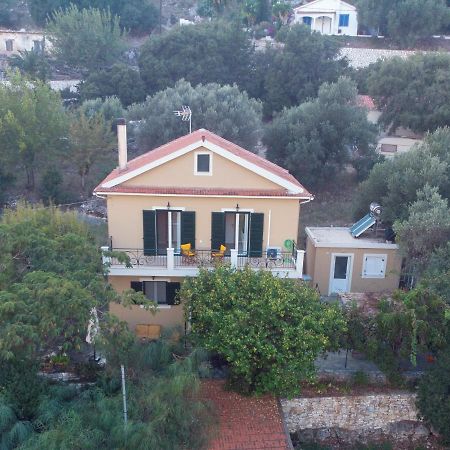 Almond Trees Cottage Divarata エクステリア 写真