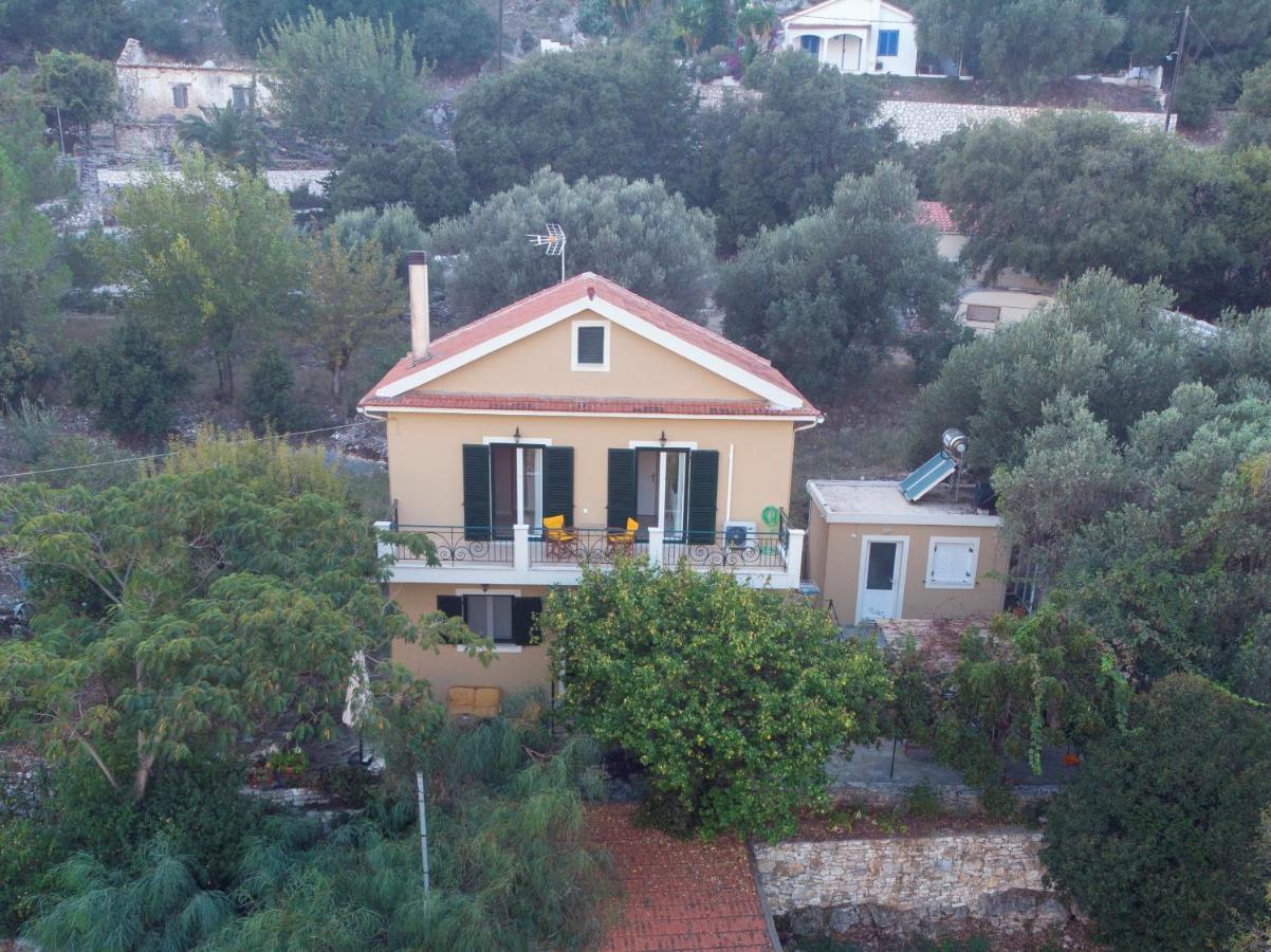 Almond Trees Cottage Divarata エクステリア 写真