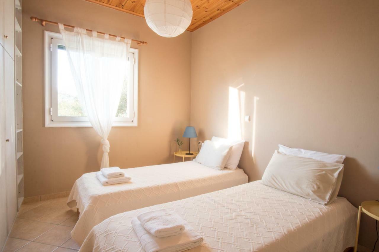 Almond Trees Cottage Divarata エクステリア 写真