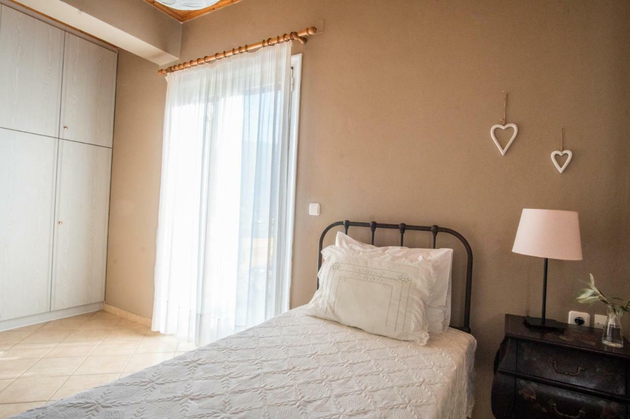 Almond Trees Cottage Divarata エクステリア 写真